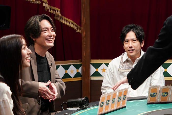 新木優子、間宮祥太朗、二宮和也(C)日本テレビ