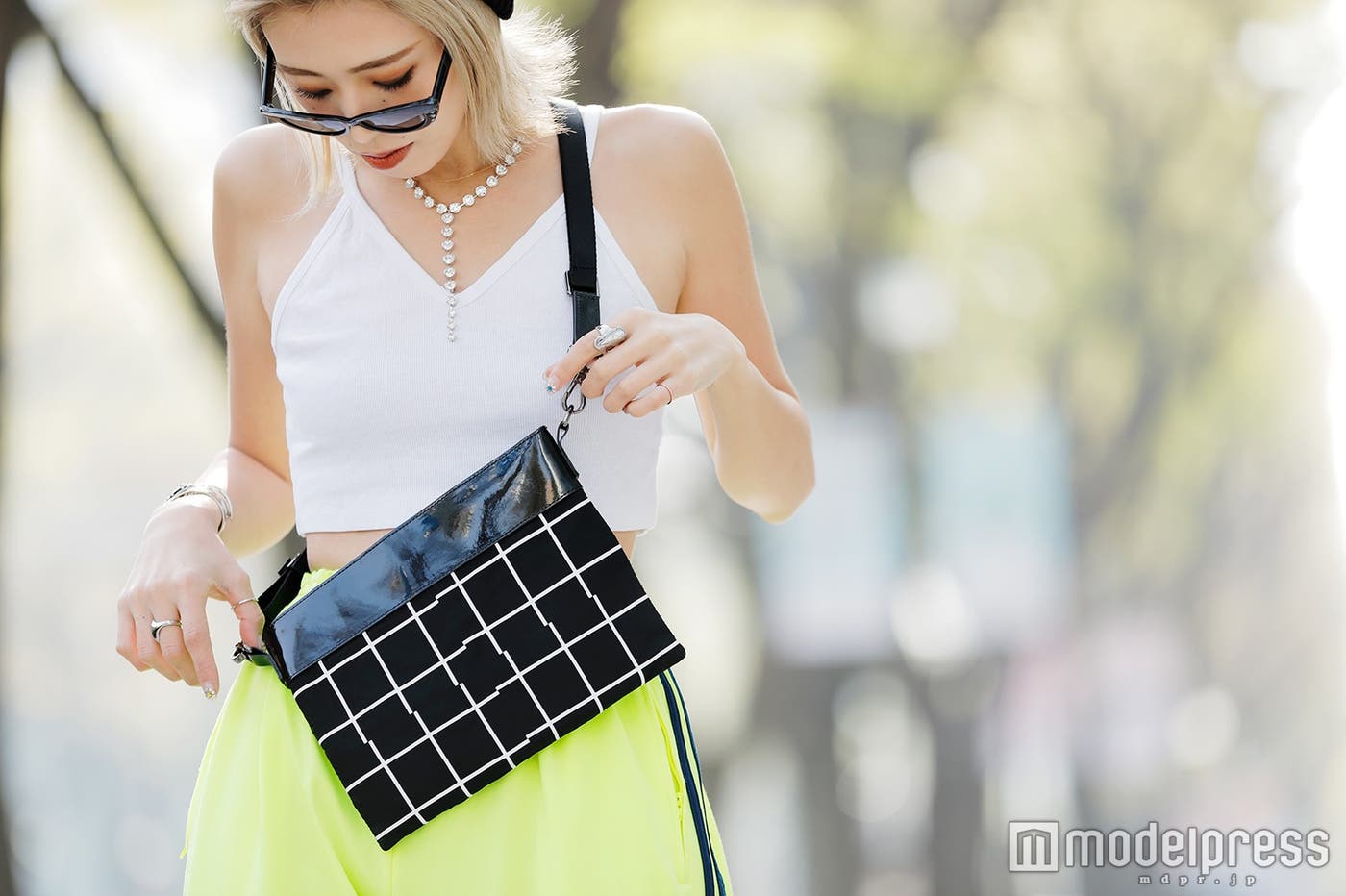 モノトーン配色のサコッシュ『GLAD』(C)モデルプレス