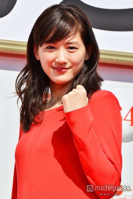 紅組司会者の綾瀬はるか