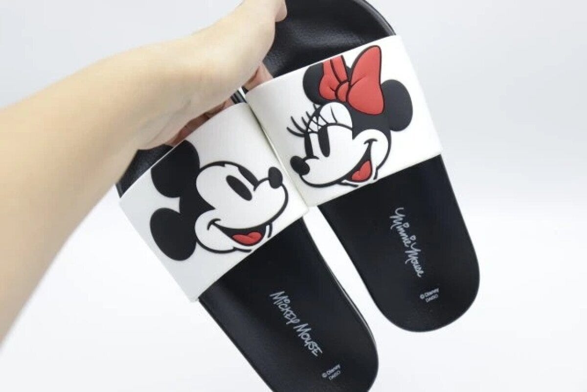 ダイソーのディズニーのミッキーとミニーのサンダル