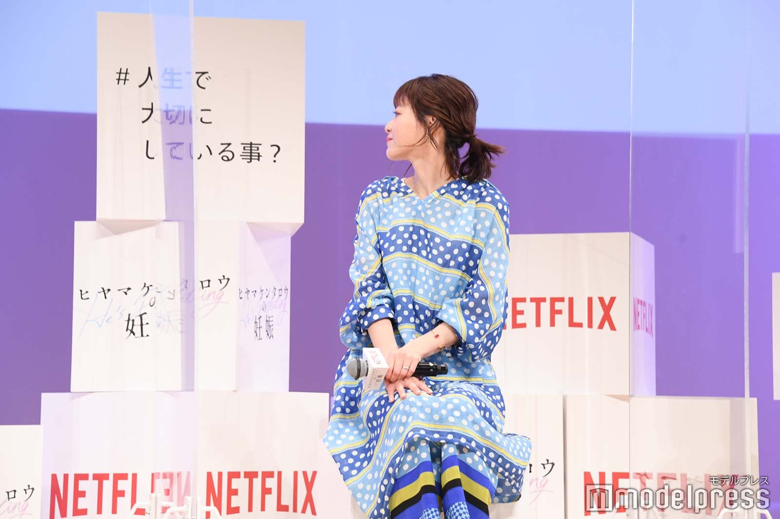 キューブボックスのキーワードを見渡す上野樹里 （C）モデルプレス