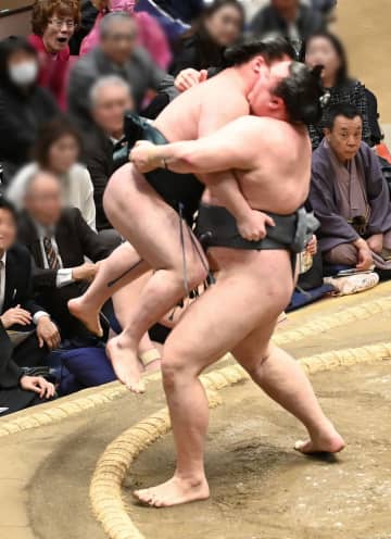 大相撲 ピンク衣装の夫婦にファン安堵 弓取り式まで熱心に観戦「少しでも癒やしになれば」「ホッとした」「相撲を観にこられるくらいになったんだねぇ」