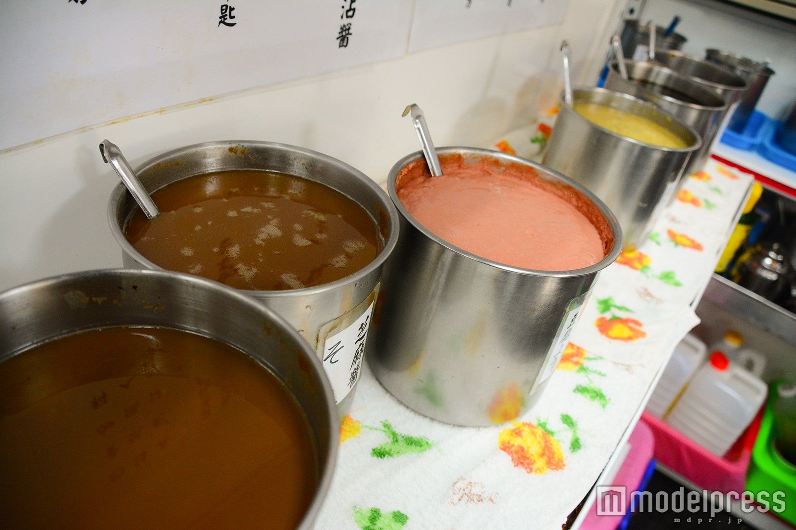 セルフサービスで自分のお好みのものを作って（C）モデルプレス