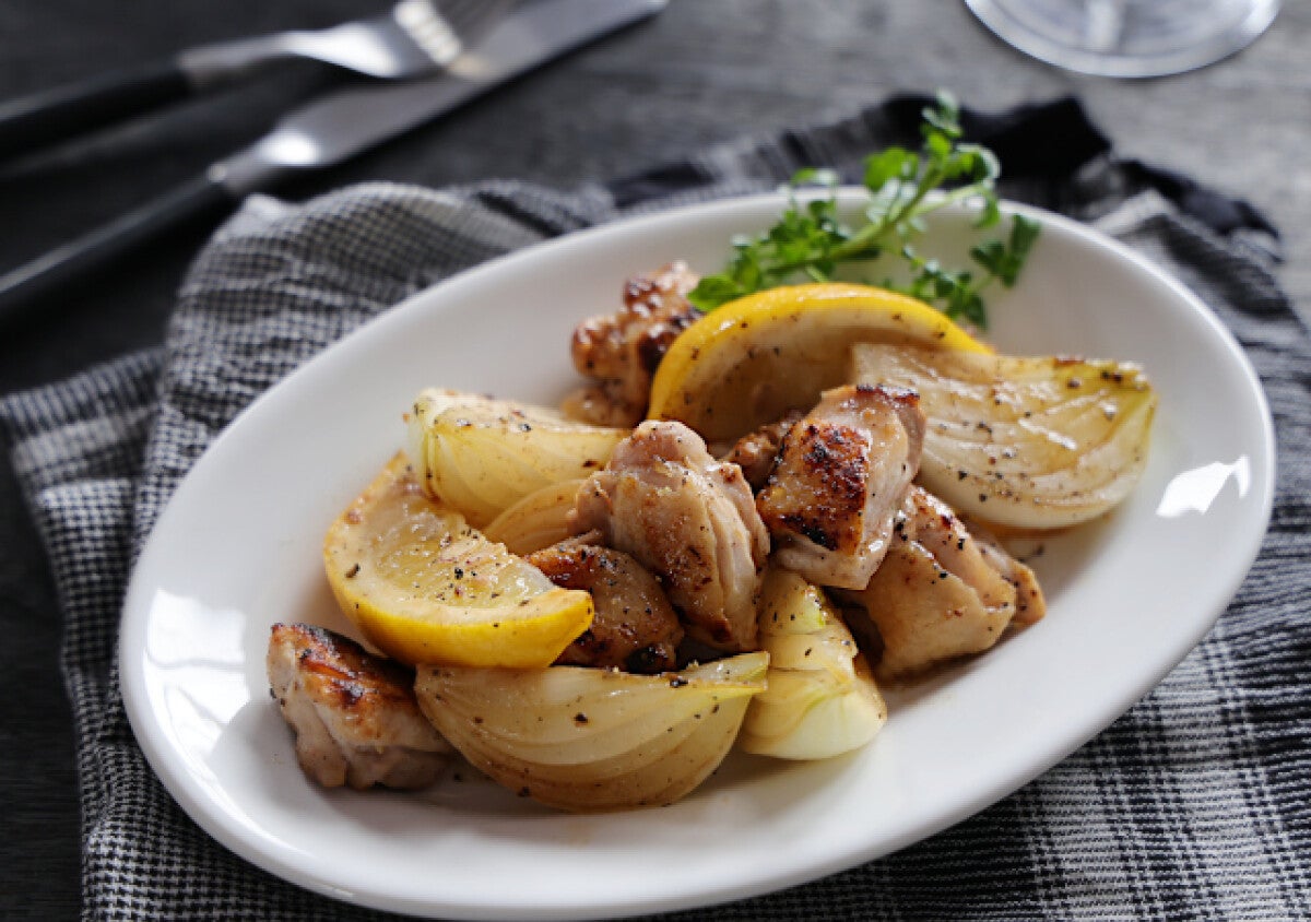 新玉ねぎと鶏肉がこんなに合うなんて…！さっぱり爽やか！鶏肉と新玉ねぎのレモンペッパー炒め