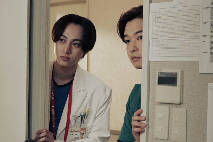 尾崎匠海、千葉雄大「アンメット ある脳外科医の日記」第6話より(C)カンテレ