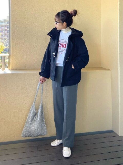 グレーのワイドパンツのきれいめカジュアルコーデ
