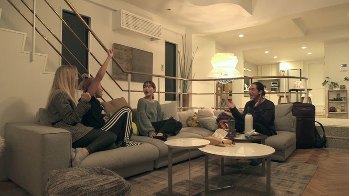 ハイテンションに快を迎えるメンバー「TERRACE HOUSE TOKYO 2019-2020」26th WEEK(C)フジテレビ/イースト・エンタテインメント