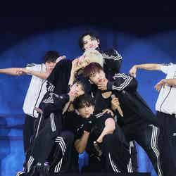 VOCAL TEAMがHIPHOP TEAM「LALALI」カバー/(上から)WOOZI(ウジ)、JEONGHAN(ジョンハン)、SEUNGKWAN(スングァン)、DK(ドギョム)、JOSHUA(ジョシュア)、(P)&(C)PLEDIS Entertainment