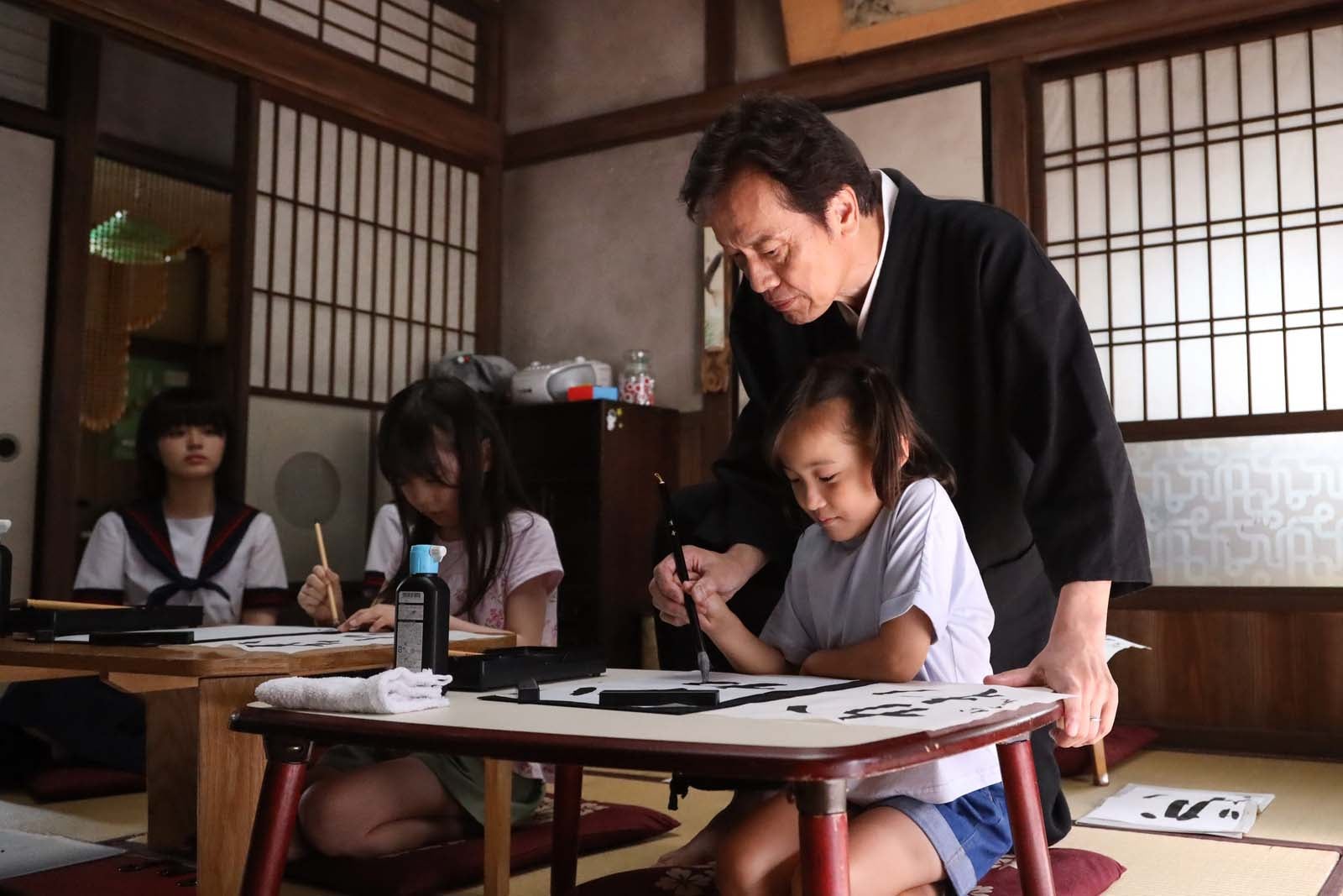 （左から）豊嶋花、寺田藍月、宮崎莉里沙、遠藤憲一「ばらかもん」第7話より（C）フジテレビ