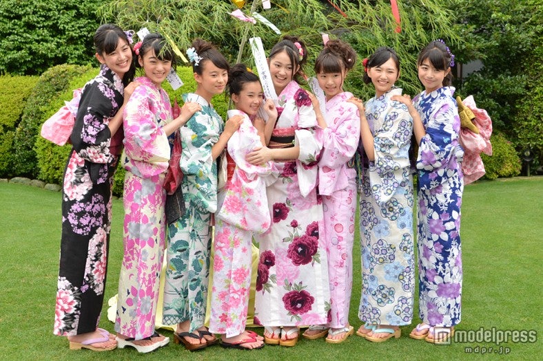 「七夕撮影会」に出席したX21の（左から）小澤奈々花、細井友里加、白鳥羽純、井頭愛海、吉本実憂、籠谷さくら、末永真唯、泉川美穂