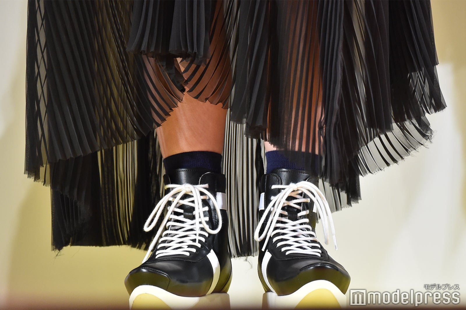 吉岡里帆の足元 （C）モデルプレス