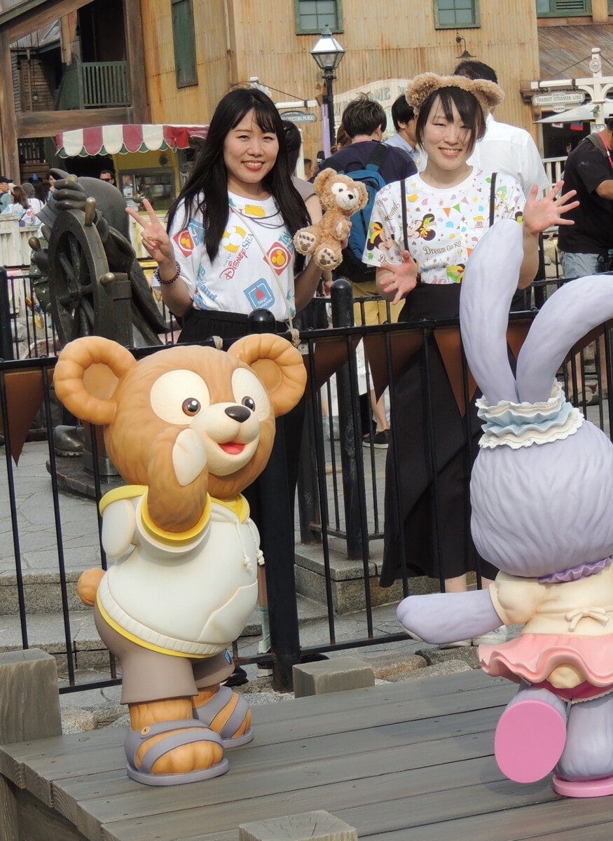 楽しそうに手を振るダッフィーとステラ・ルーたち