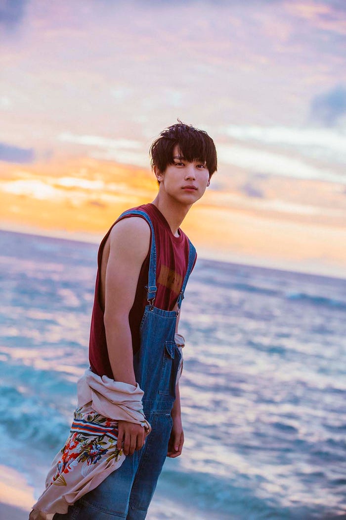 中川大志の写真集「maka hou」限定版表紙(C)SDP
