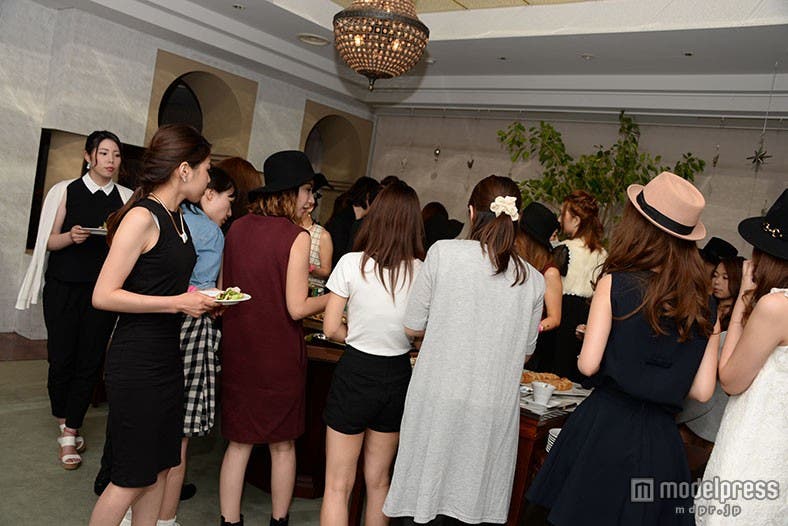 ブッフェに盛り上がる来場者たち