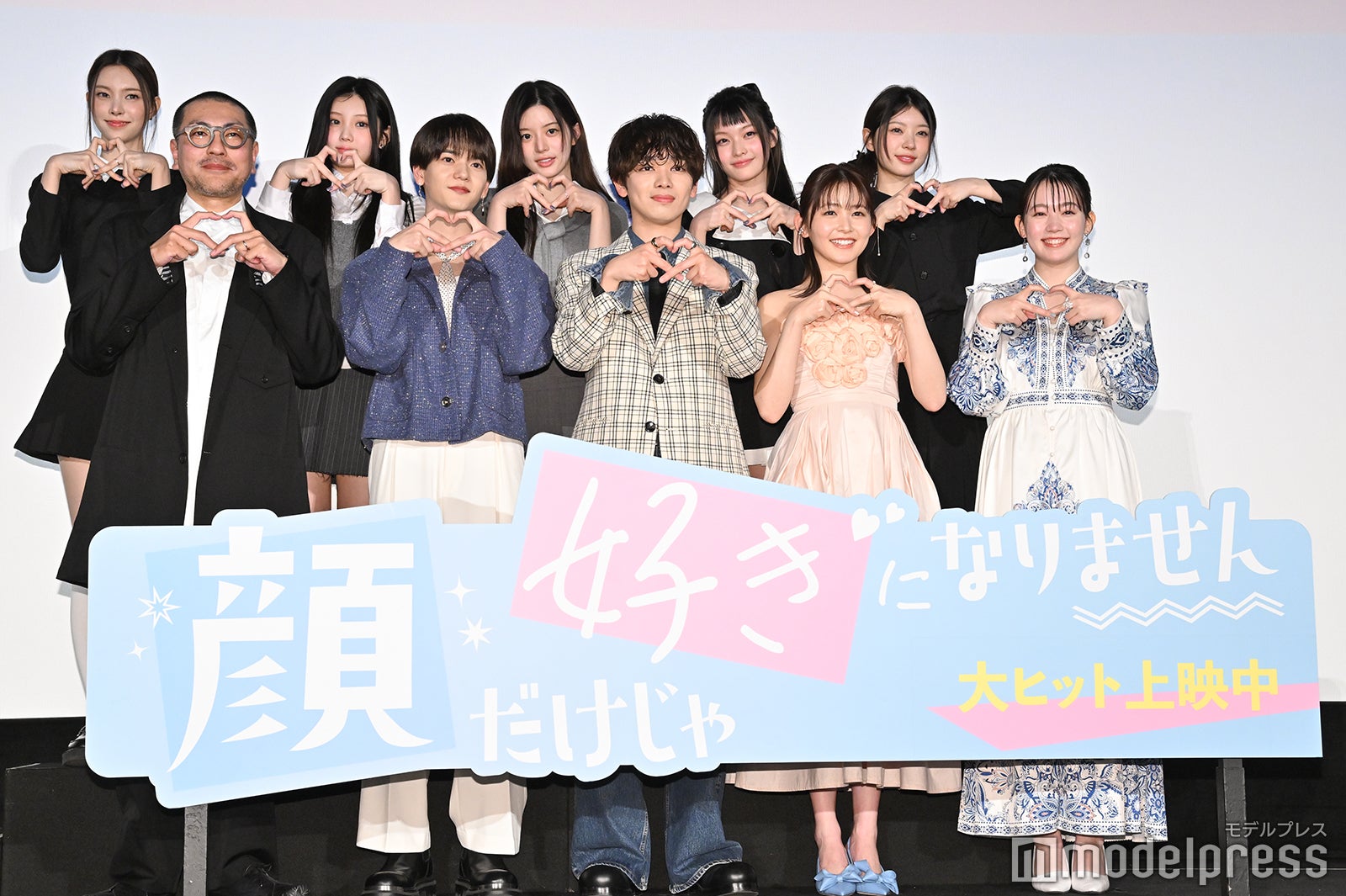 （後列左から）YUNAH、WONHEE、MINJU、IROHA、MOKA（前列左から）耶雲哉治監督、中島颯太、宮世琉弥、久間田琳加、米倉れいあ（C）モデルプレス