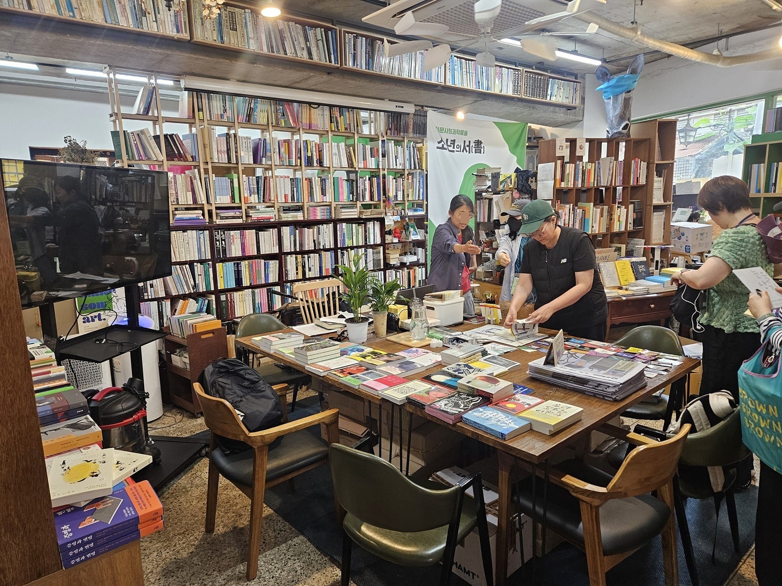独立書店「少年の書」。書棚の一角には民主化関連書籍を扱うコーナーがある