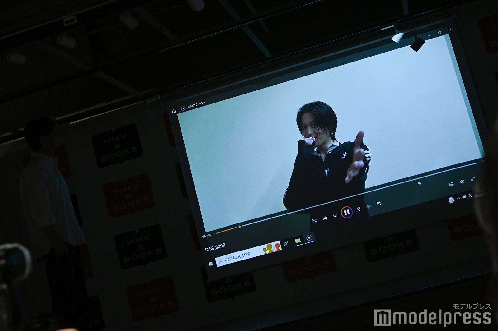 バースデーソングを歌う八木勇征（C）モデルプレス