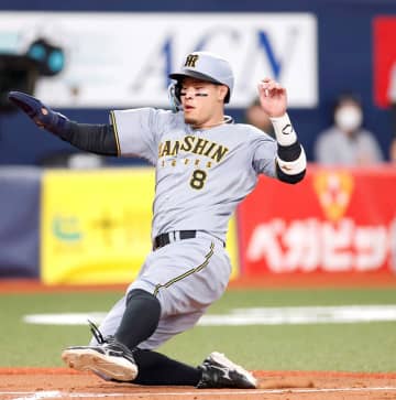 今年も不動の4番 阪神・佐藤輝が帰国後初安打 右中間真っ二つ 守備では悪送球「課題見つかったんで頑張ります」