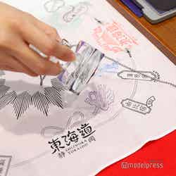 ここでもスタンプをGET。(C)モデルプレス