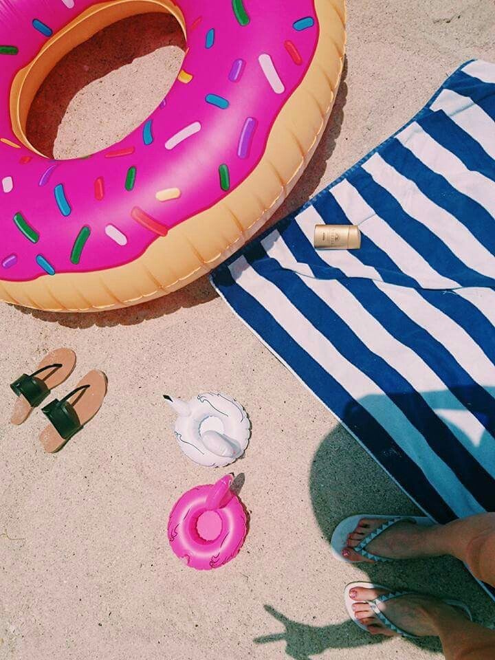 フォトジェニクな浮き輪はマスト／画像提供：所属事務所