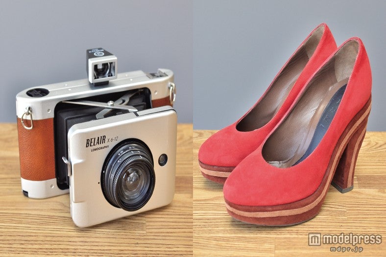 プライベートで持ち歩いているというカメラ(左)インタビュー時に履いていたマルニのヒール（右）
