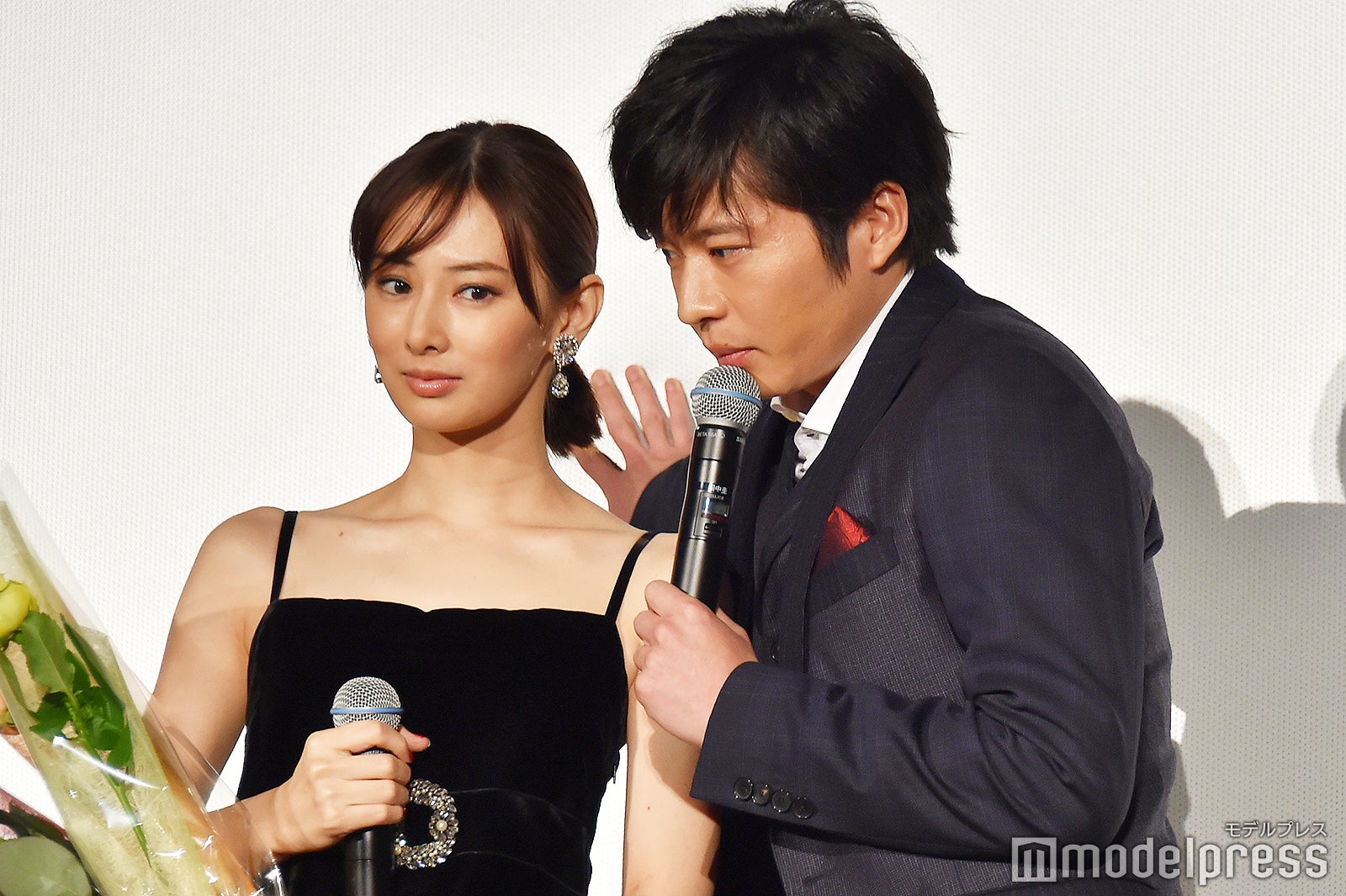 北川景子「泣きそう」 田中圭が壁ドン、千葉雄大は跪くサプライズ＜スマホを落としただけなのに＞