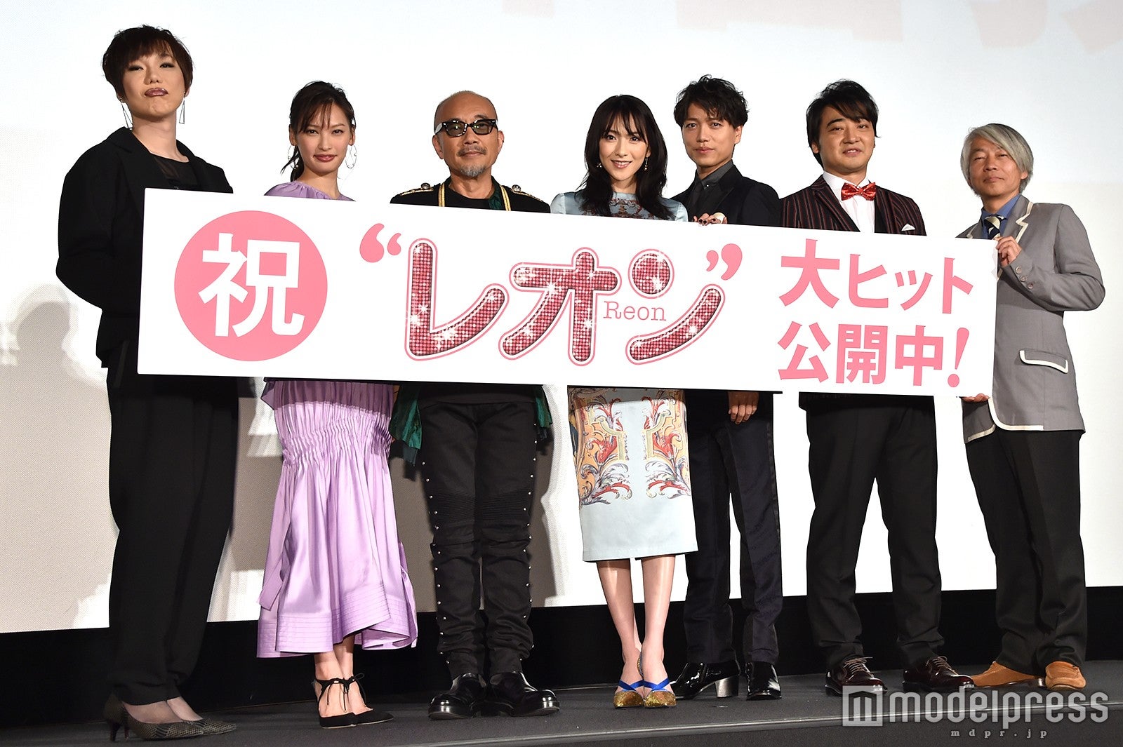 （左から）ミッツ・マングローブ、大政絢、竹中直人、知英、山崎育三郎、斉藤慎二、塚本連平監督 （C）モデルプレス