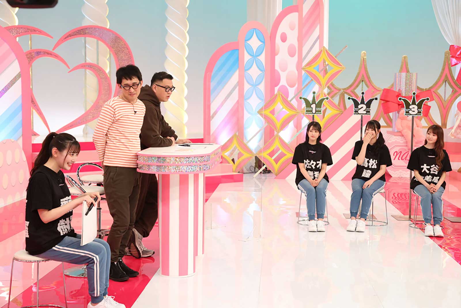 （左から）齋藤樹愛羅、シソンヌ、佐々木舞香、高松瞳、大谷映美里 （C）フジテレビ