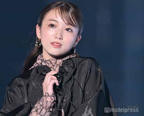 矢吹奈子、シースルータイツ姿が色っぽい ブラックコーデで印象ガラリ<TGC2023A/W>