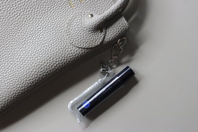 ダイソーのリップクリームケースはバッグに付けて持ち運べる