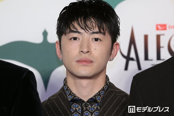 GENERATIONS佐野玲於、子どもに囲まれたショット公開「親戚の子かな？」「全員天使」と話題