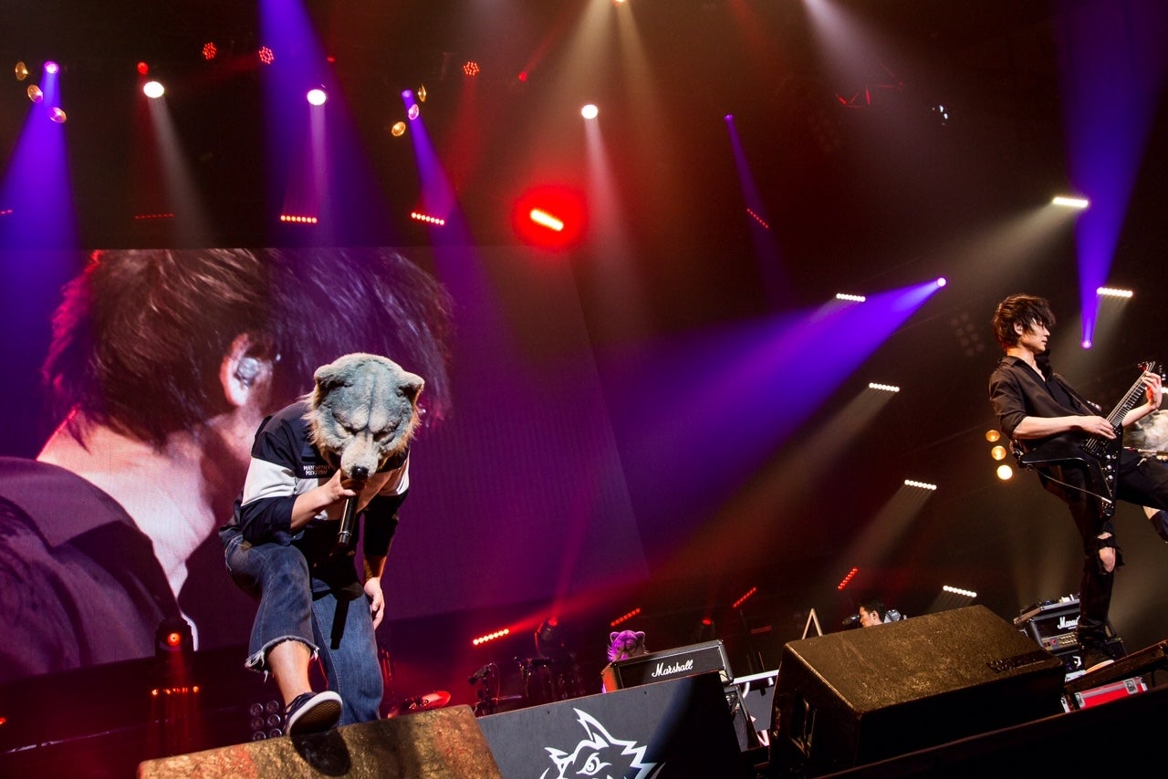 MAN WITH A MISSION＆綾野剛／photo by Daisuke Sakai（FYD inc.）