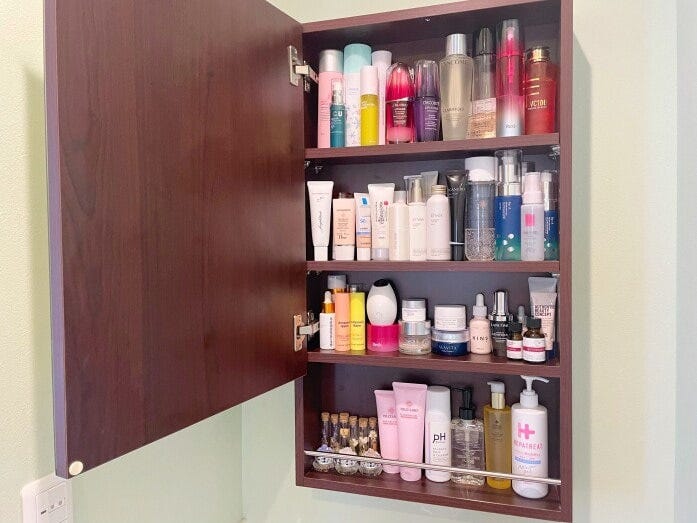 増え続けるスキンケアアイテムや化粧品。消費期限はないものの、捨てるタイミングは見定めましょう