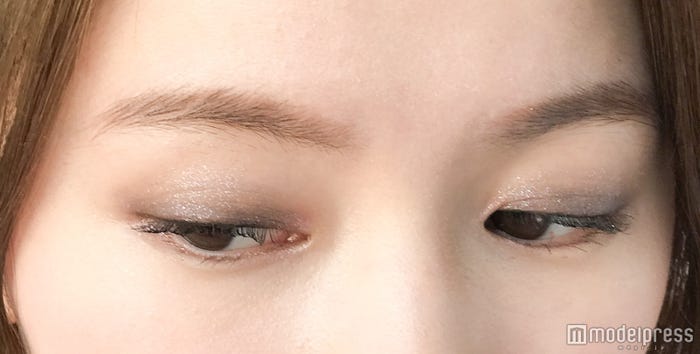 単色で抜け感のあるグラデーションに/モデル・ゆきら(C)モデルプレス