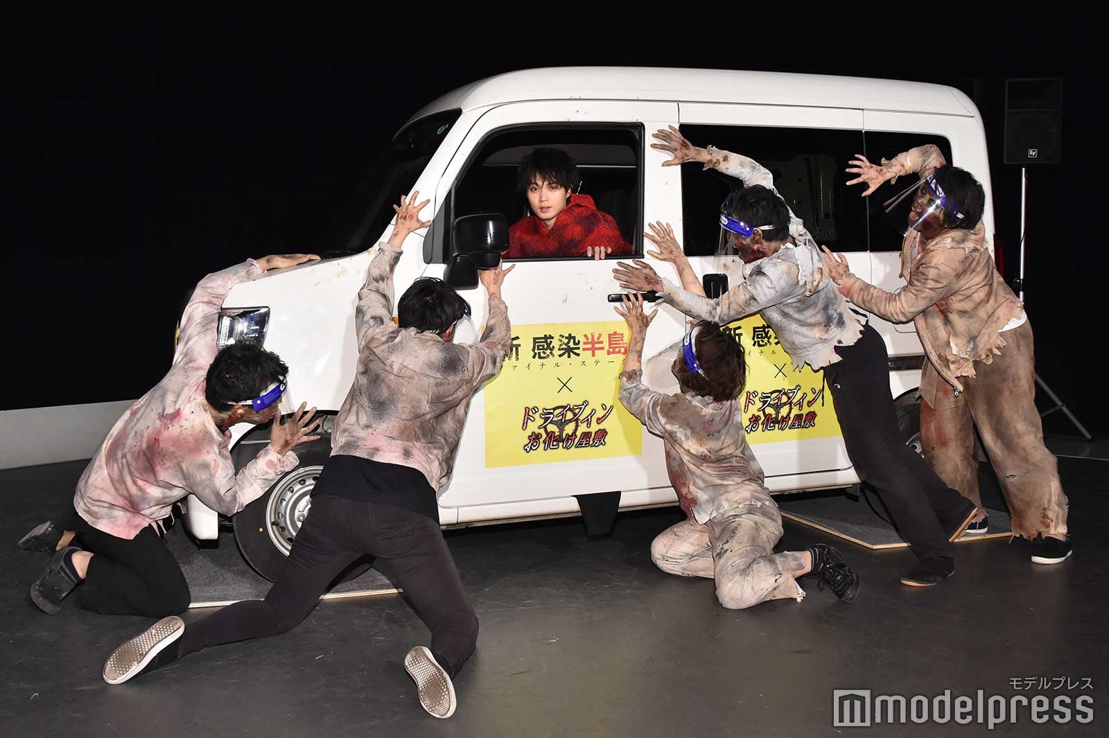 フェイスシールドをしたゾンビが磯村勇斗を襲う （C）モデルプレス