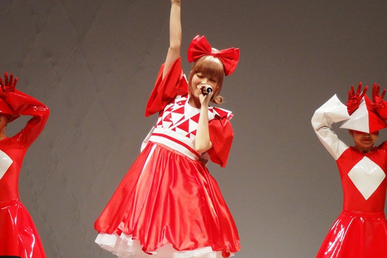 きゃりーのキュートな高速ダンスに8000人熱狂