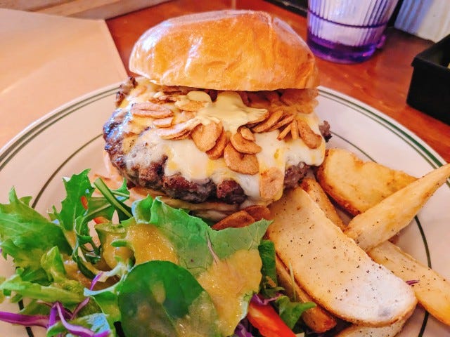 オープン前から行列も!大満足間違いなしのボリューミーなハンバーガー【大阪府東大阪市】