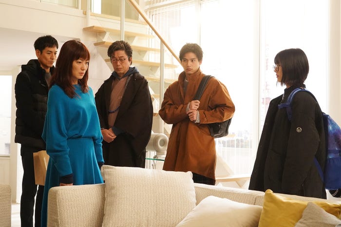 沢村一樹、菅野美穂、中村雅俊、岡田健史、浜辺美波「ウチの娘は、彼氏が出来ない!!」第7話より(C)日本テレビ