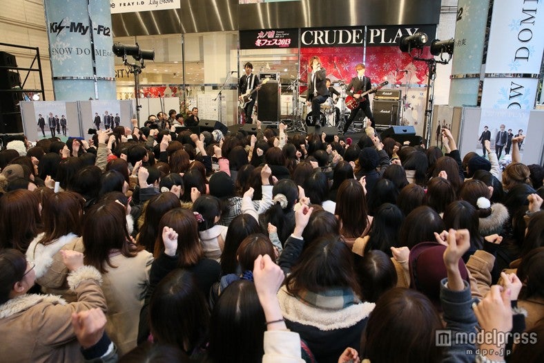 「CRUDE PLAY」／マルイシティ店頭プラザでゲリラライブ