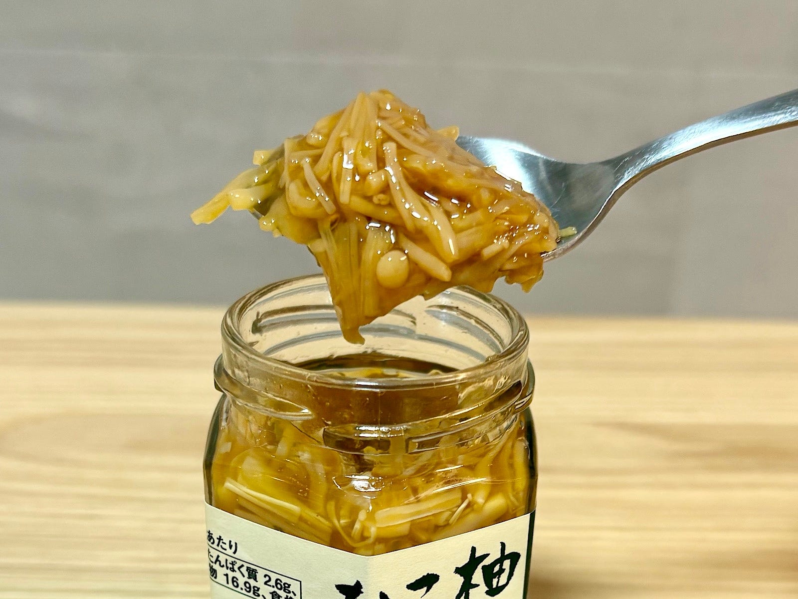 瓶の中には、えのき茸がたっぷり! 柚子こしょうの鼻に抜ける香りがたまりません