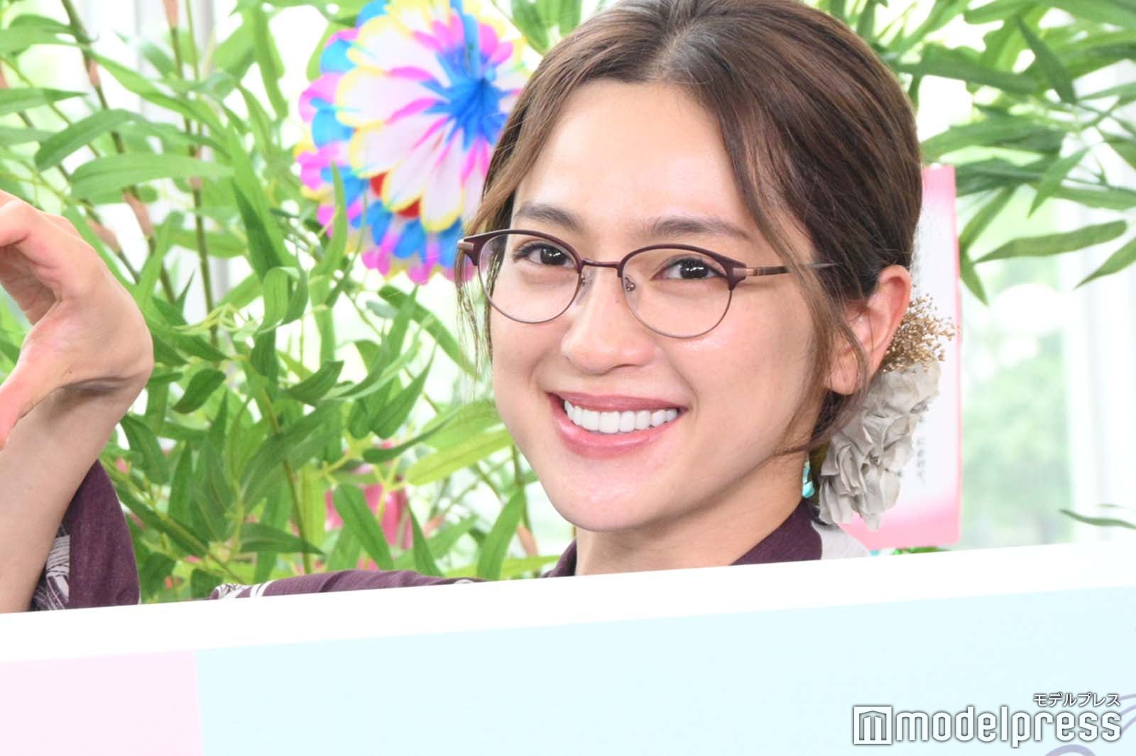 渡辺翔太と手でハートを作る中村アン（C）モデルプレス