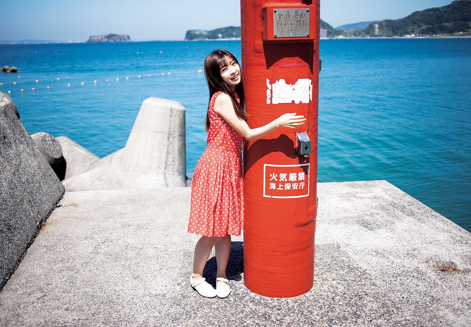 鈴原希実、ノースリーブワンピで色白素肌輝く