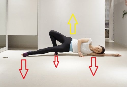 骨盤を床から持ち上げていきましょう。