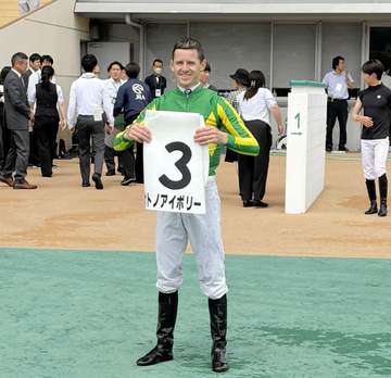 豪州のコレット騎手がJRA初勝利 「こんなにたくさんの人の前で勝つことができましたし、もっと活躍したいです」