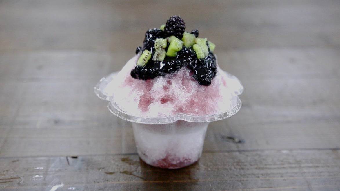 リア突ロゴをイメージした黒いかき氷（C）ABCテレビ