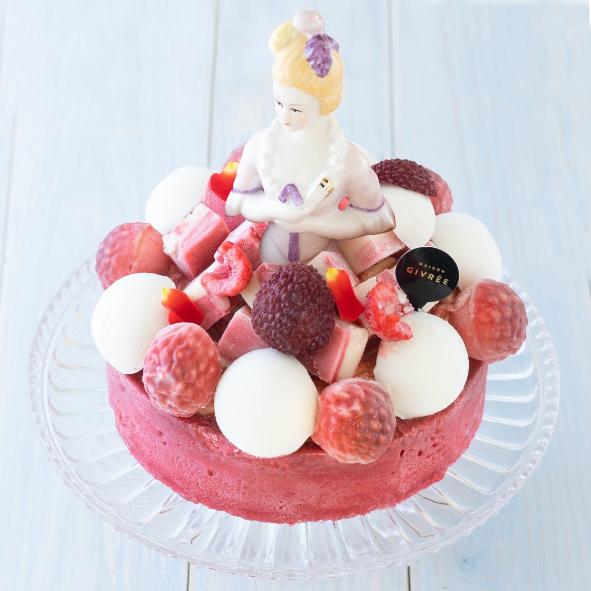 鮮やかな赤色の果皮とたっぷりの果汁、高糖度が特徴の「森のライチ」を贅沢に使った「サマーリース