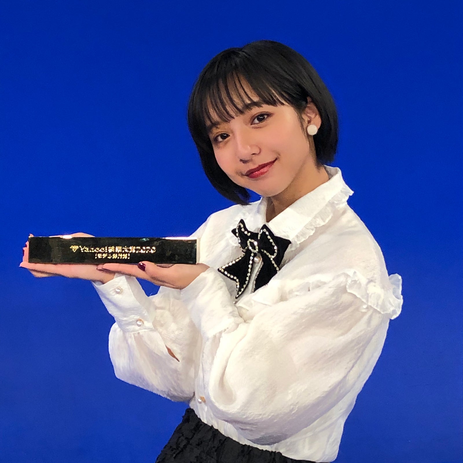 受賞トロフィーを受け取った山之内すず （提供写真）