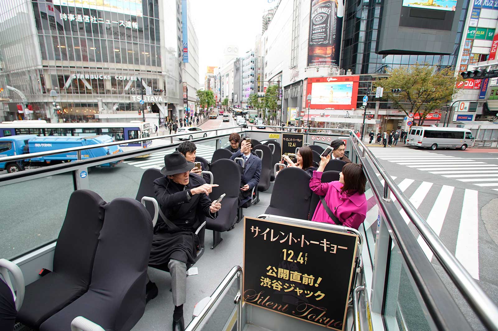 2階建てバスで渋谷を周回するキャスト陣（提供写真）