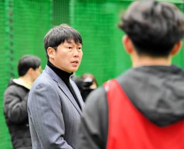 広島・新井監督 即戦力候補ルーキー7人の競争心あおった「どんどんガツガツ奪い取りに来るように」握手交わし「よろしく」