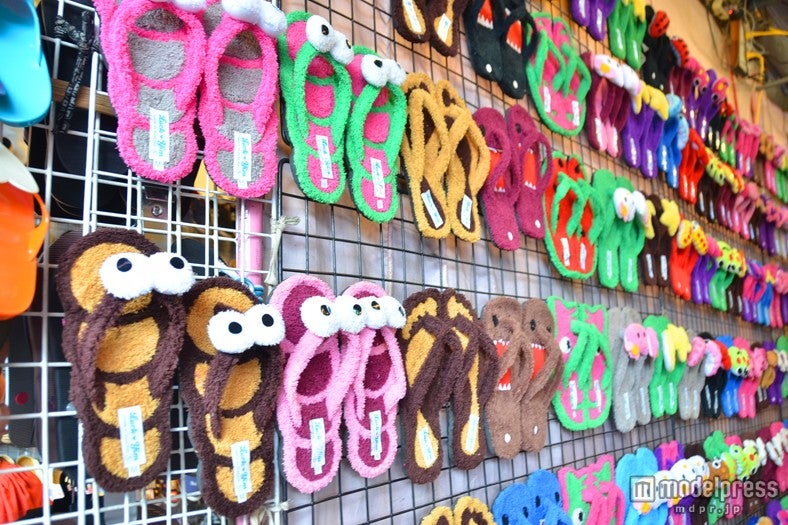 ユニークなデザインのもこもこビーチサンダル